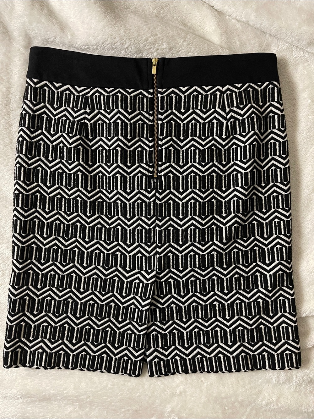Banana Republic Black & White Geometric Knit Pencil Skirt - Picture 3 of 4